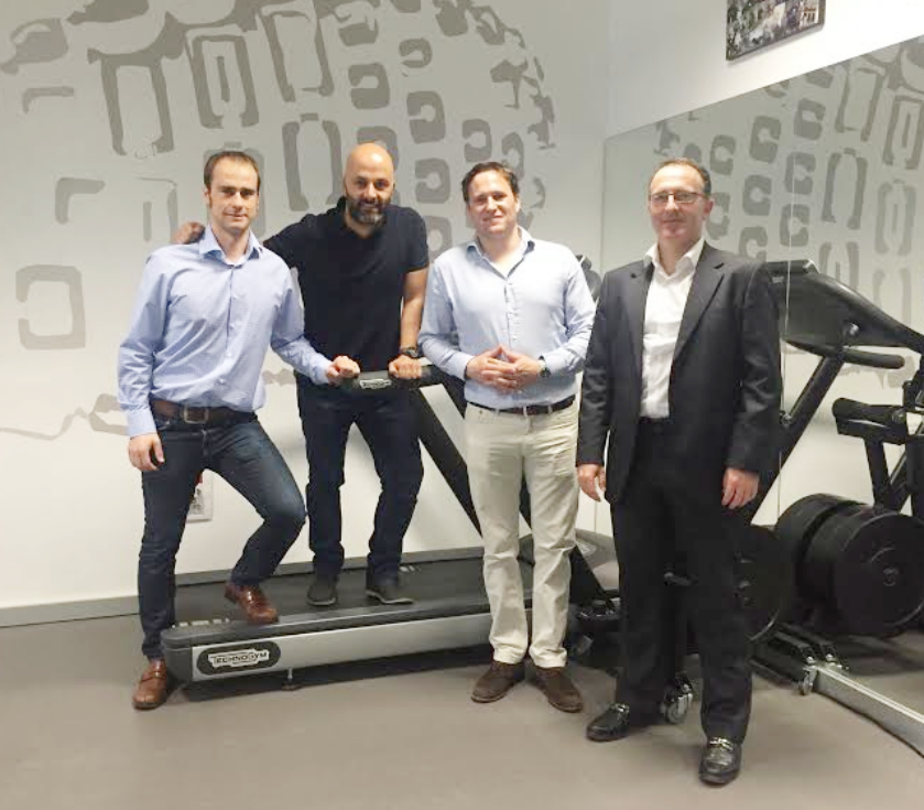 Los representantes de Technogym posan en la instalación de Health Space